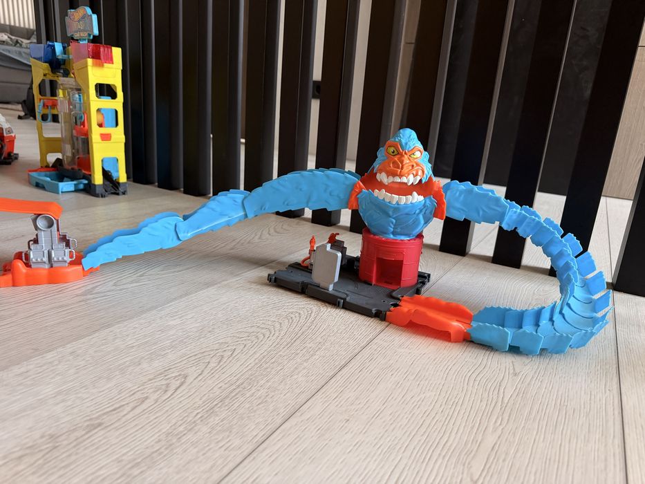 Hot Wheels City Dragon «Атака Гориллы»