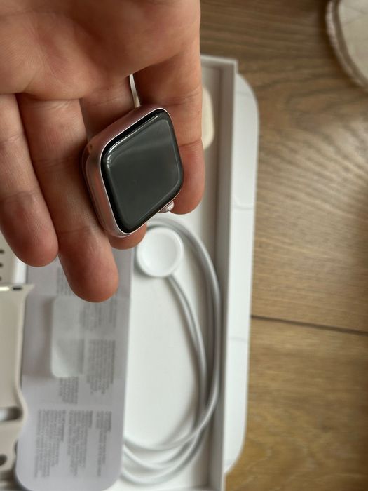 Apple Watch S9, закупен от Техномаркет. Всички аксесоари. Без дефекти.