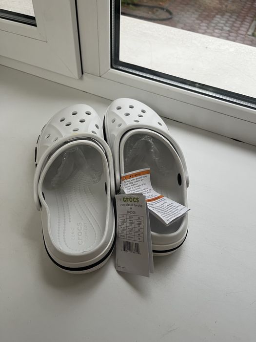 Белые кроксы crocs