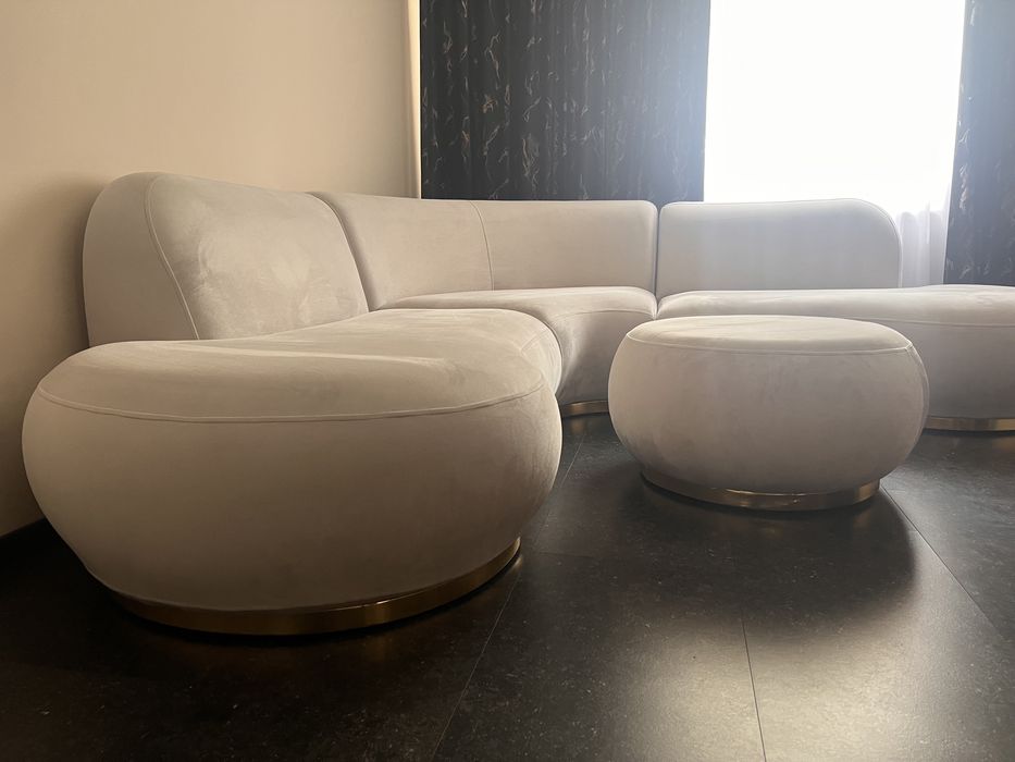 Canapea Stildeco, colturi rotunde, detalii aurii. Stare impecabilă.