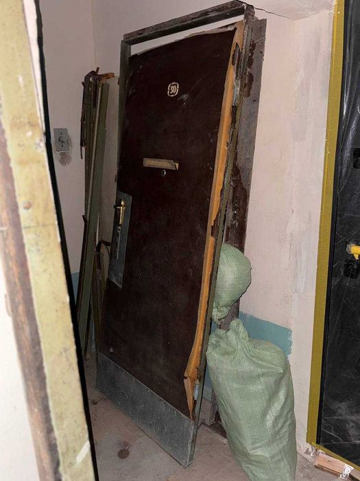 Входная металлическая дверь (б/у)