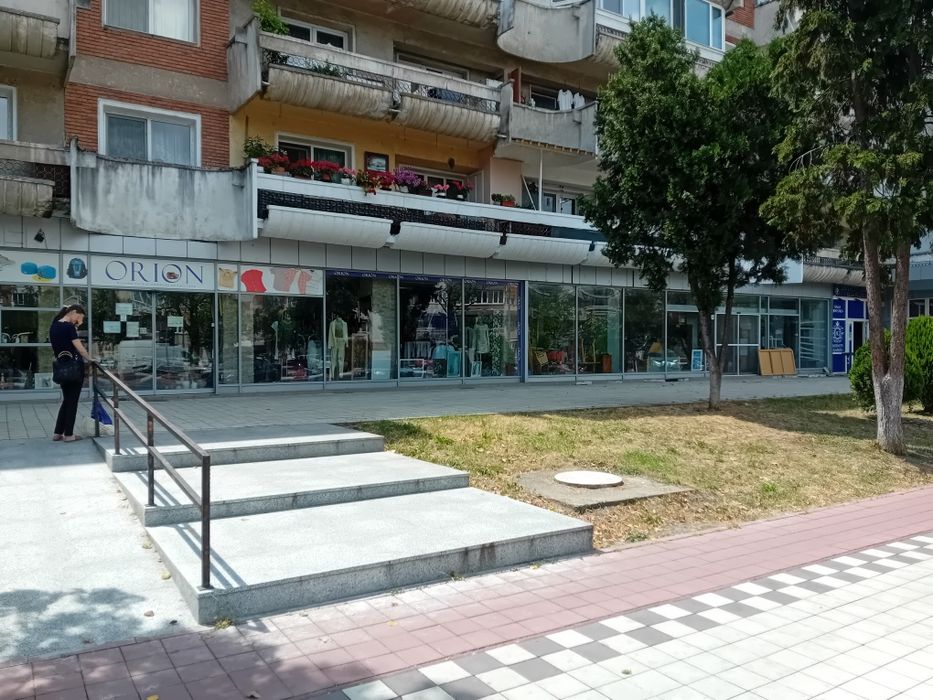 Închiriez spațiu comercial. Vitrina mare 300 mp