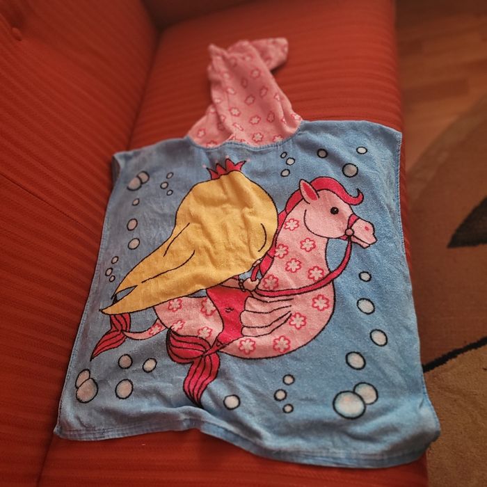 Vând două prosoape cu glugă pentru copii de peste 3 ani