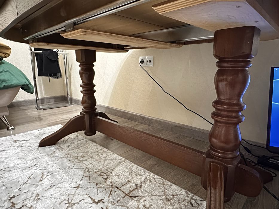 Стол, для гостей.