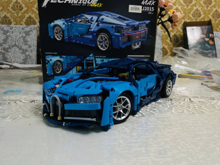 Коллекционная модель Bugatti из конструктора (1408 деталей). Собранный