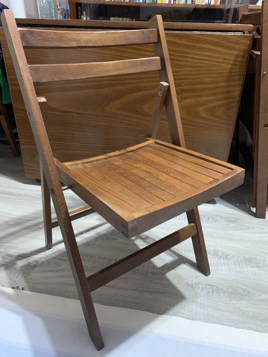 Masa extensibila lemn masiv cu 4 scaune pliabile