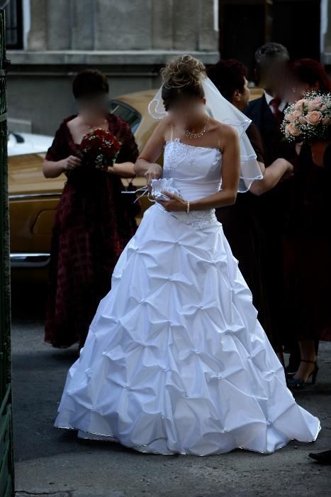 Rochie de mireasa cu voalul si crinolona cadou