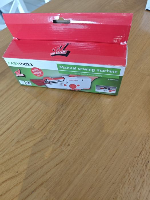 Продавам преносима шевна машина EASYmaxx 21.5x5x7.3 см комплект от 9 части захранвана от батерии