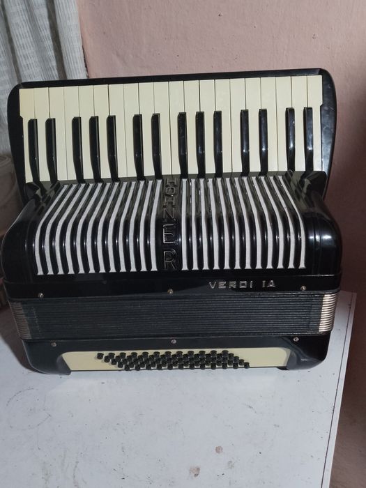Vând acordeon verdi
