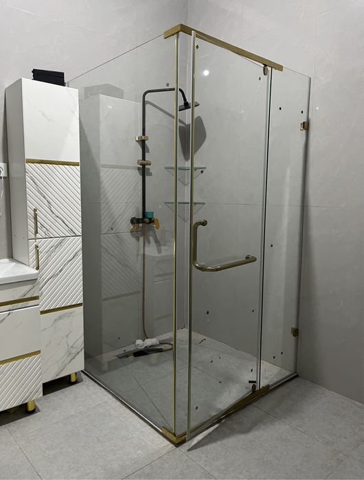 Душевые кабины , перегородки из стекла