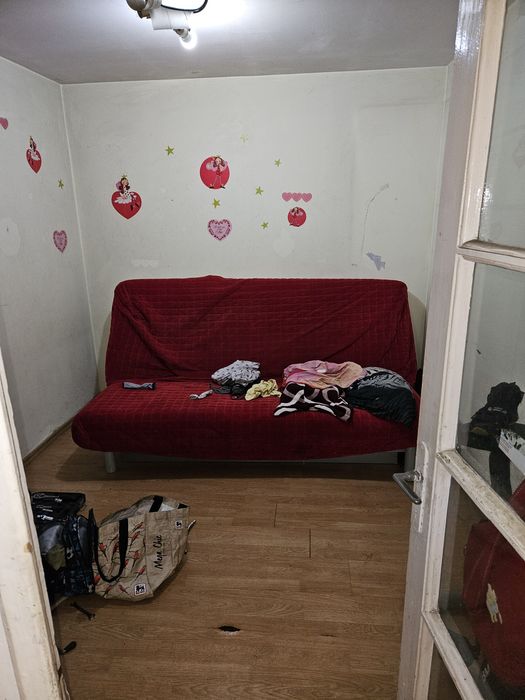 Închiriez 3 camere la curte închiriez depozitare lucruri  paza non stop