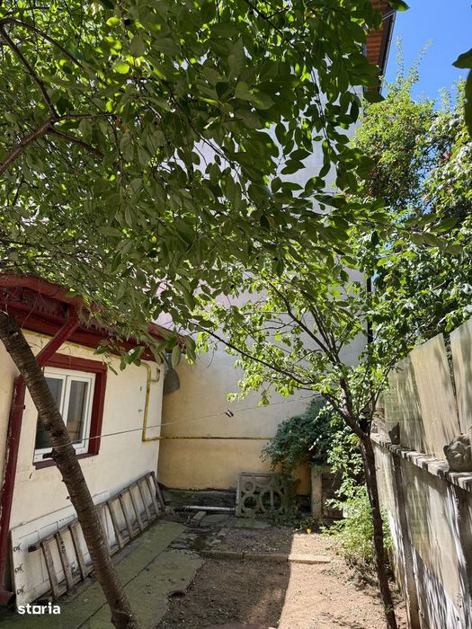 Casă de Vânzare cu 4 camere in zona București-noi sec.1