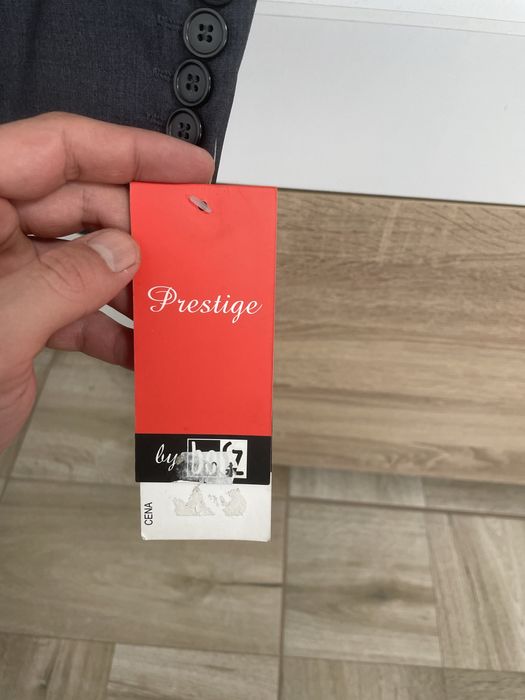 Поръчков костюм чисто нов не използван