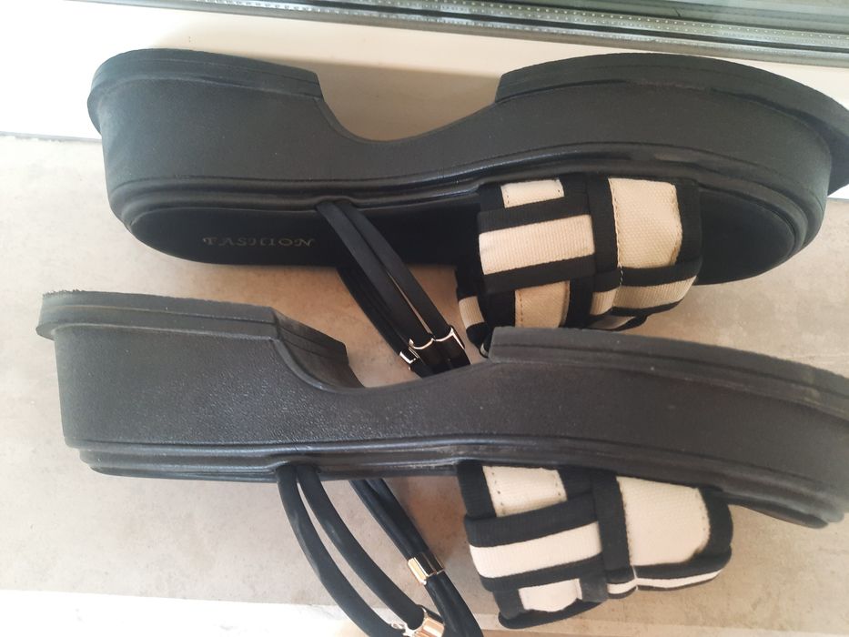 Модерни и  ефектни чехли на платформа.