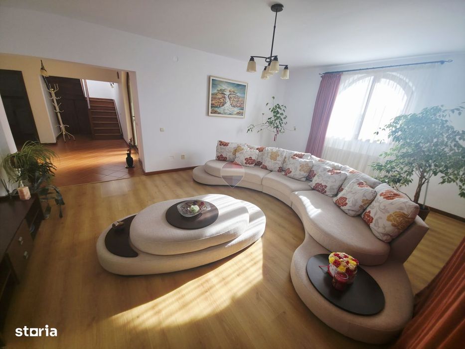 Casă / Vilă cu 5 camere de vânzare