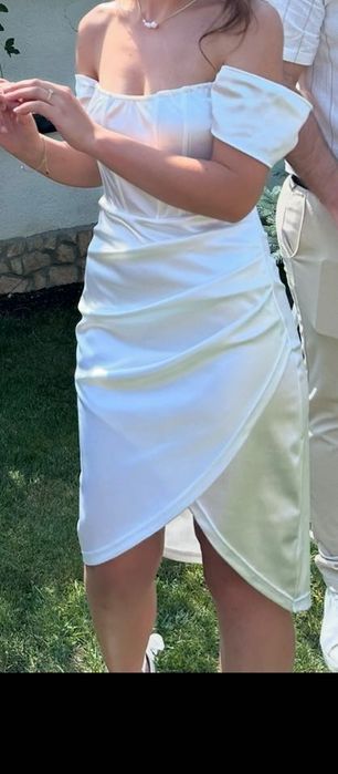 Бяла сатенена рокля