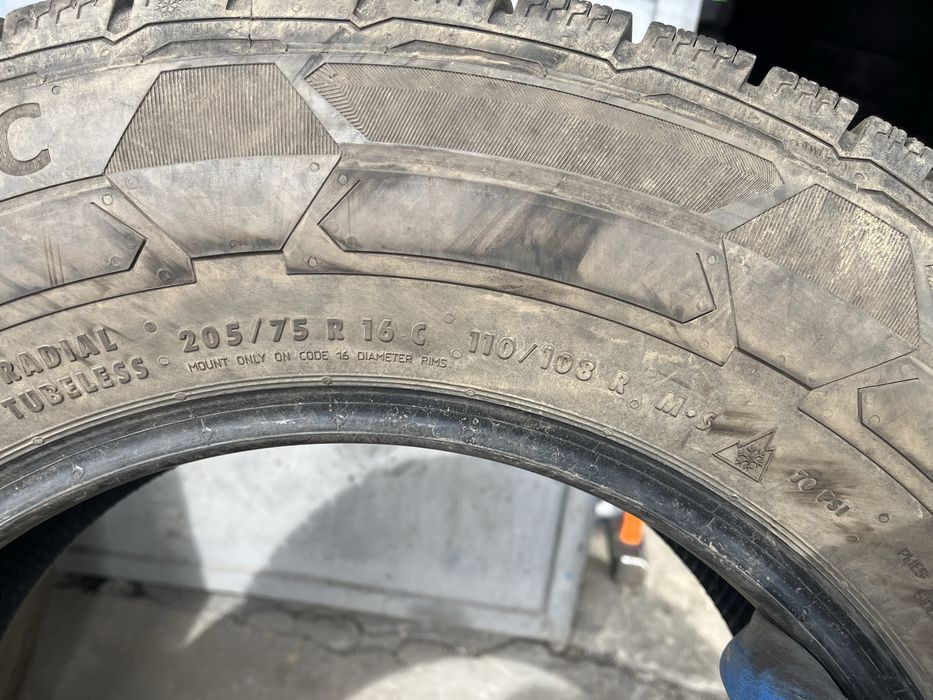 2 бр. зимни гуми 205/75/16C Continental DOT 1324 5/6 mm