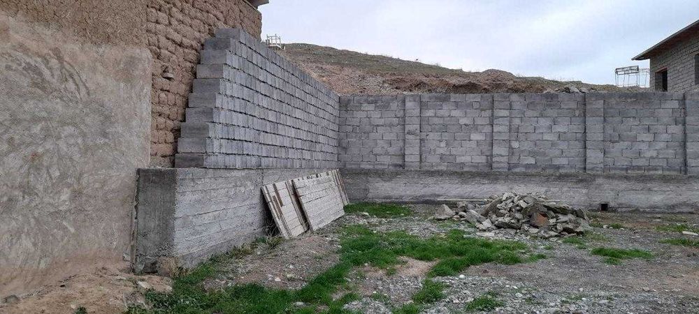 Жиззах шахрида курилиши битмаган ҳовли зудлик билан сотилади.