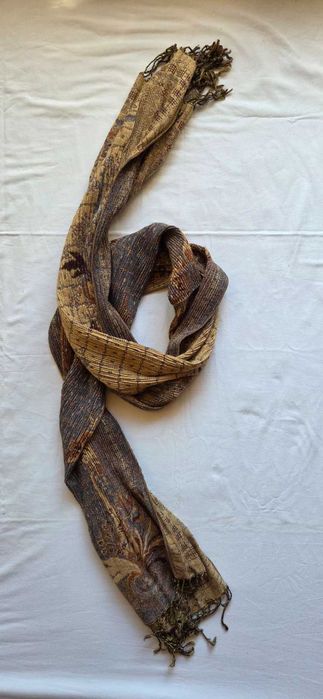 Дамски шал в кафявата гама