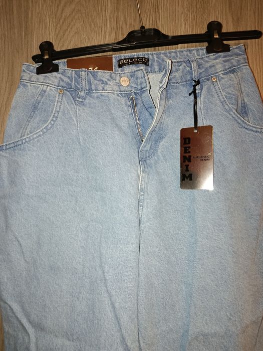 Blugi Trendyol cu etichetă