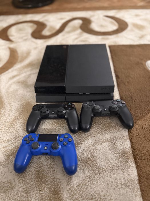 Sony PlayStation 4(PS4) + 3 controlere + jocuri.
