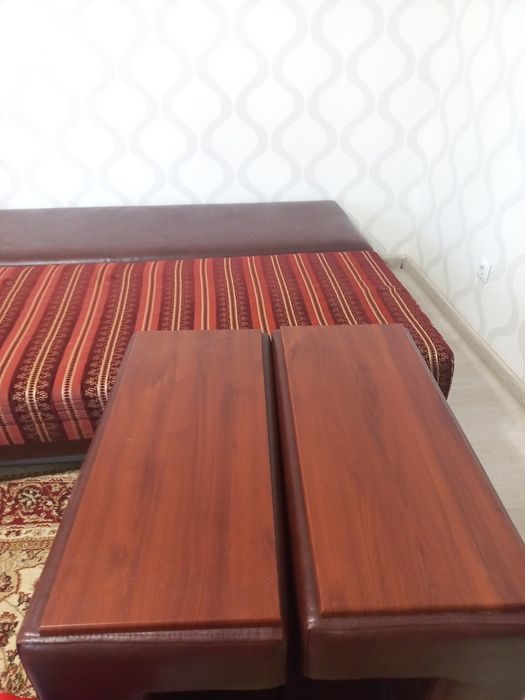 Диван с подушками и подлокотниками
