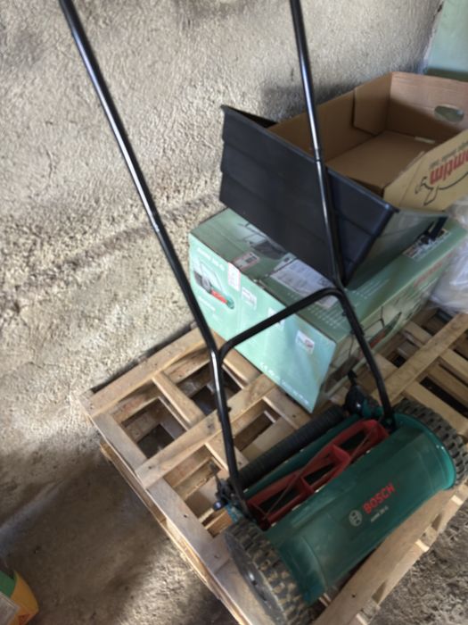 Masina de tuns gazon/iarba manuala Bosch , recomandata pe terenuri fara acces la curent electric