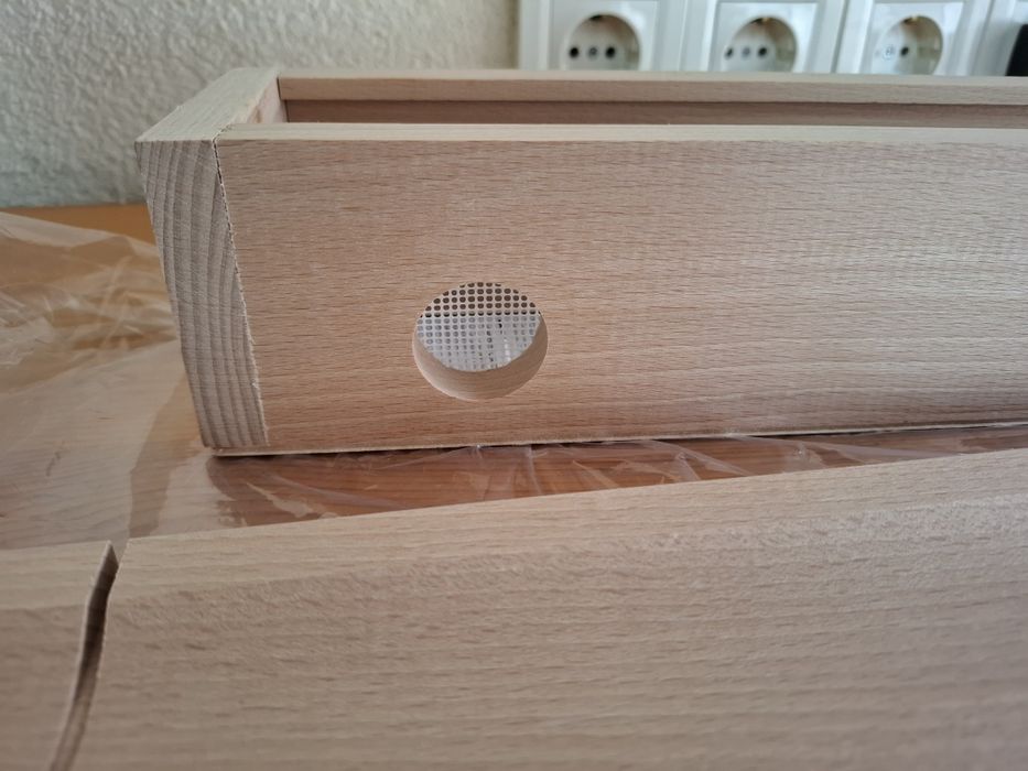 Кутия и нож за рязане и съхранение на колбаси.