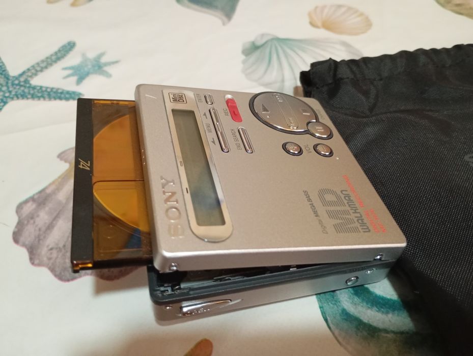 Sony MZ-R70 mini disc walkman