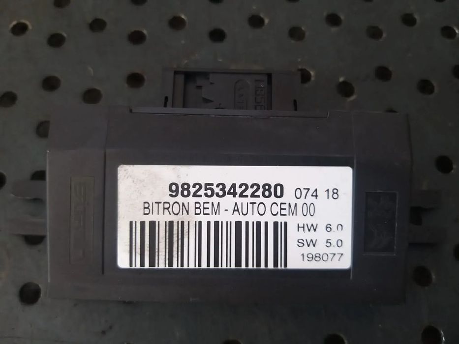 Modul electronic usa dreapta fata peugeot 3008 2 9825342280