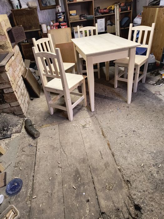 Masă și scaune cu spătar din lemn masiv de brad finisate și lacuite