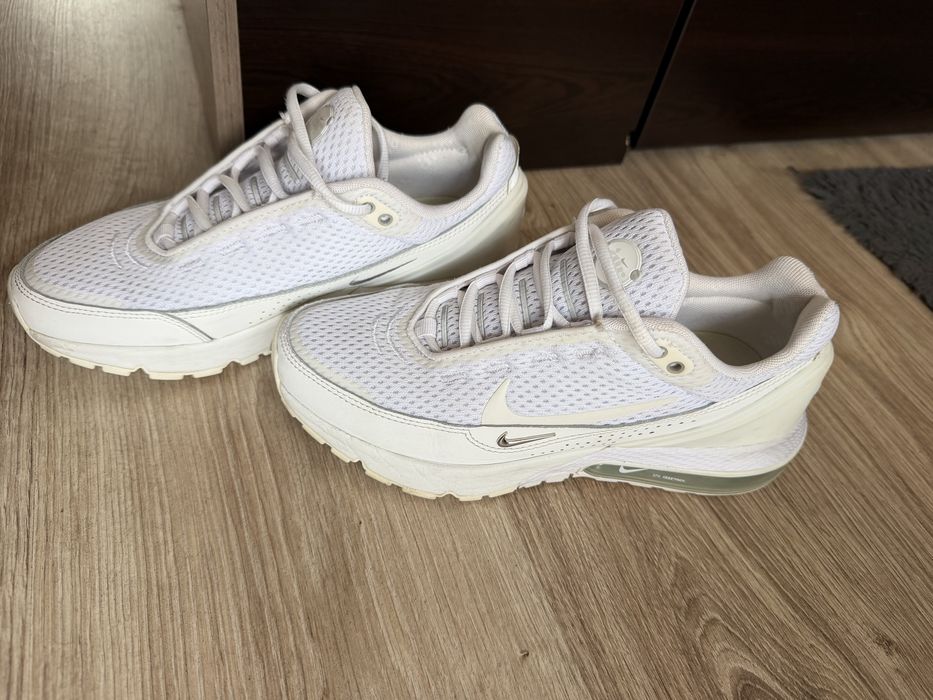 Бели маратонки Nike