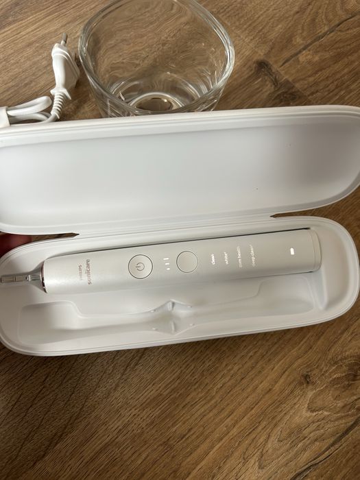 Четка и зарядни за  Philips Sonicare