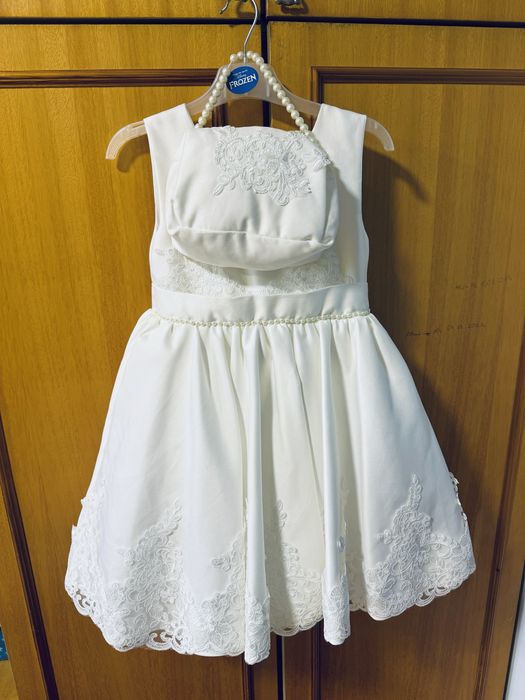 Бяла официална рокля