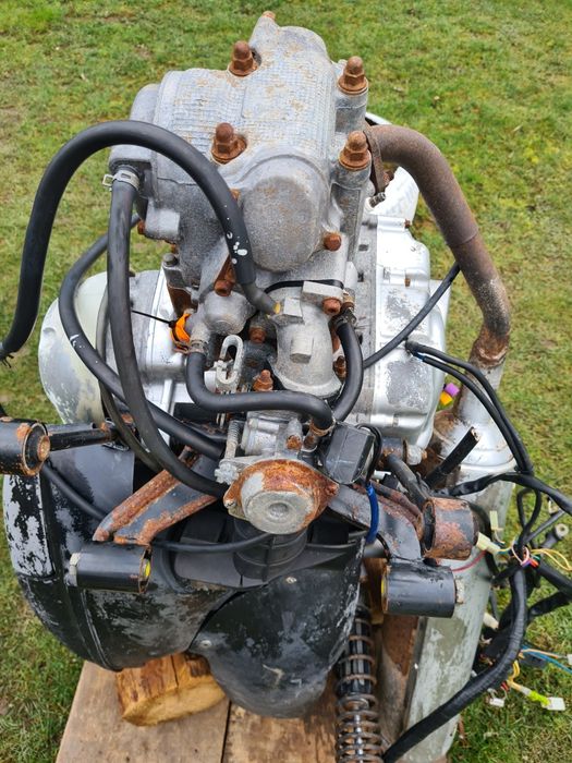 Motor Aprilia de 250 cu răcire pe apa