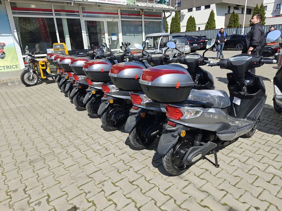 Scuter Electric Fara Permis cu Autonomie 130km, Garantie 24 luni, 72V- 32 Amperi