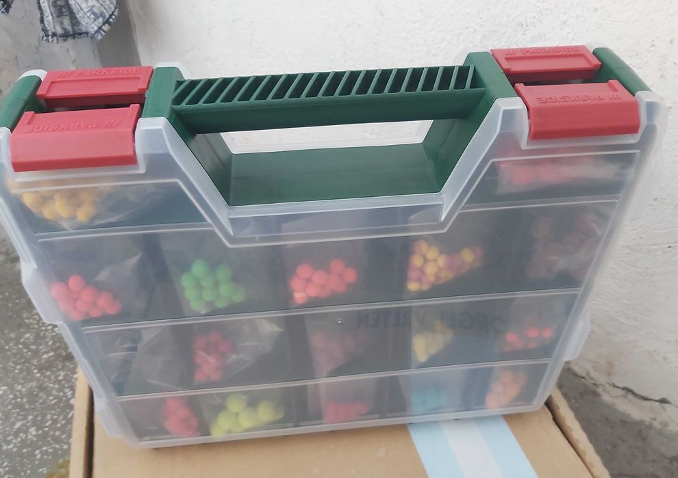 Geanta de pescuit cu compartimentare pe ambele parti plina