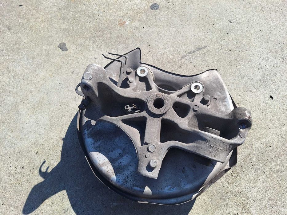 fuzeta stanga spate audi a4 b9 8w 2.0 tdi  8w0505450f