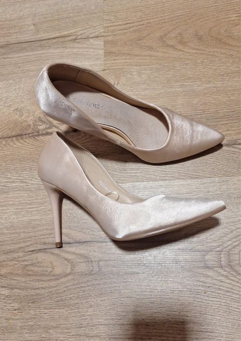 Дамски обувки с висок ток