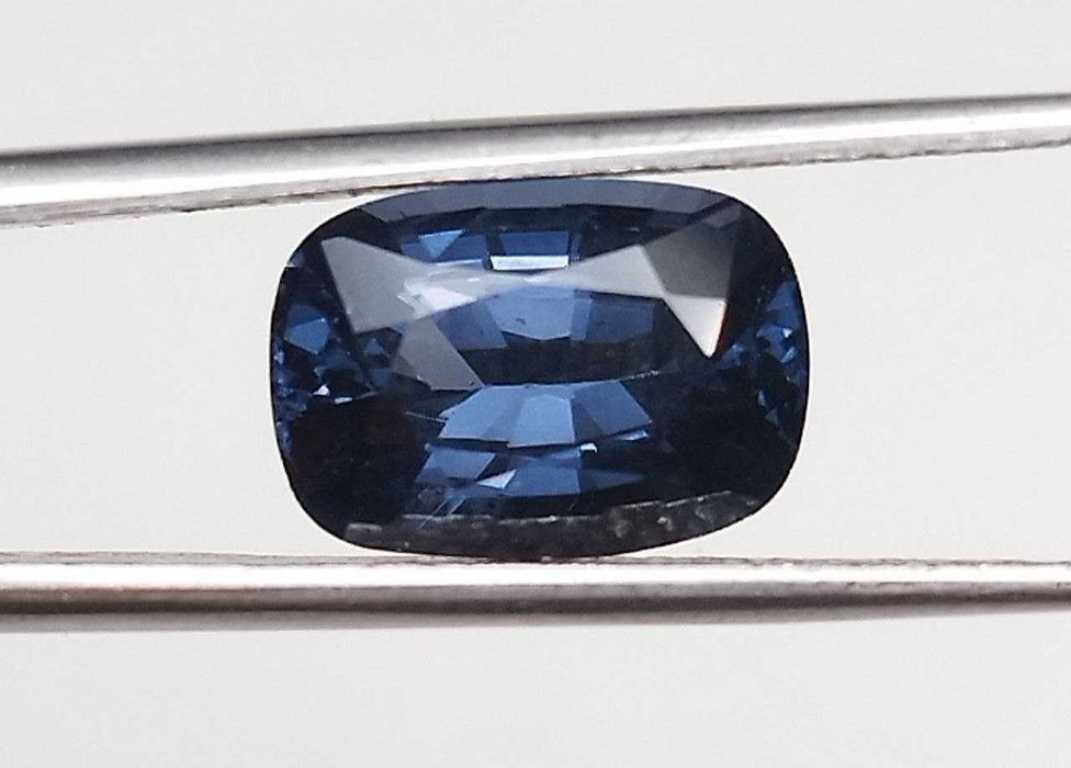 Рядък цвят шпинел 2.20кт! GIA сертификат! НОВ!