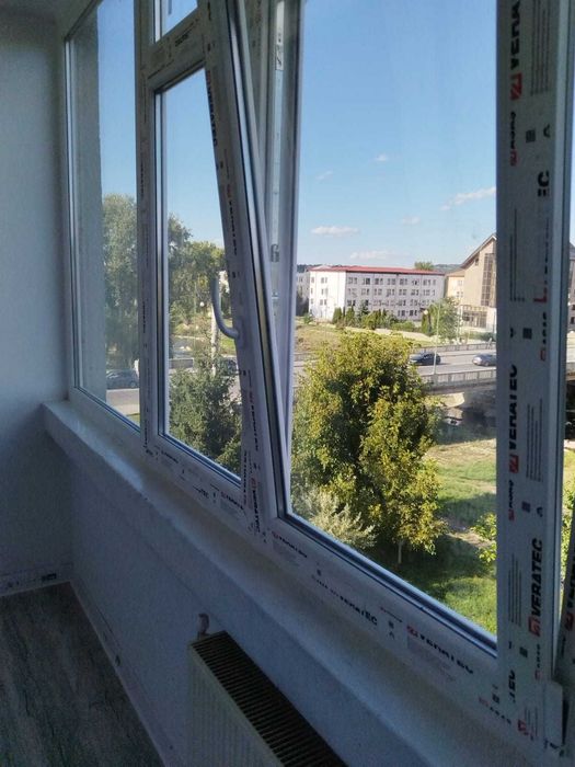 Garsoniera renovata nou, etaj intermediar, central Onesti