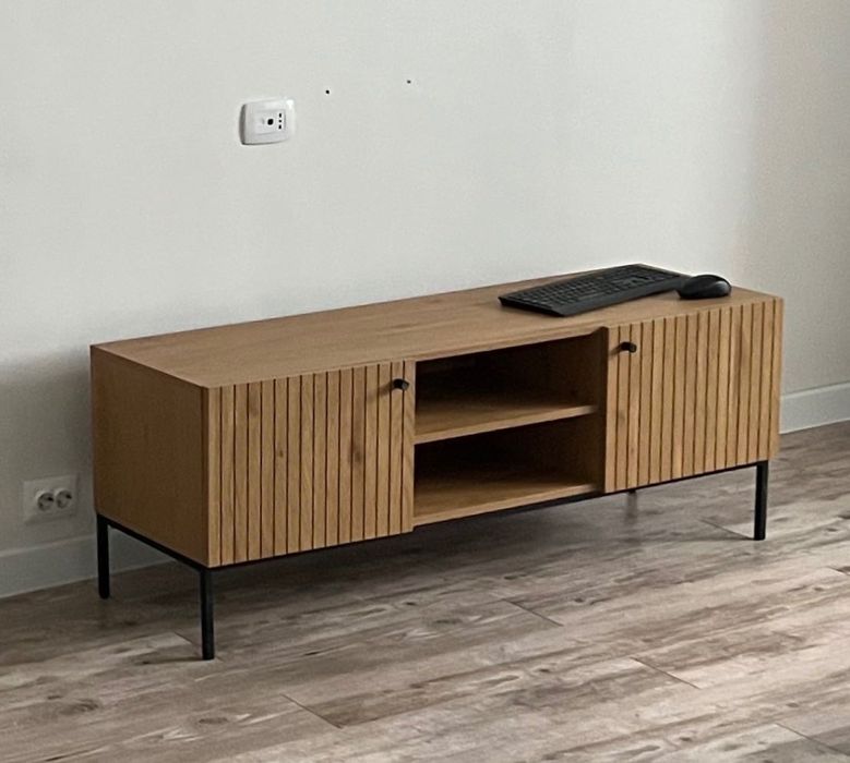 Vând Comoda TV // 134 x 50 x 38 cm