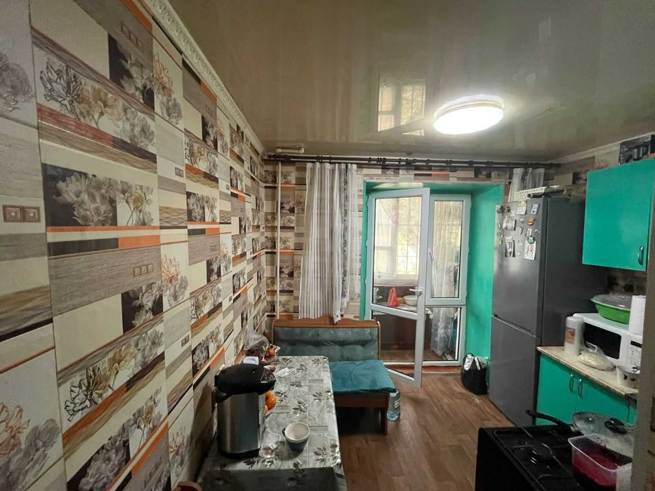 // 2 комн. кв. в 7 микр. пр. Момышулы на 1 эт. с балконом