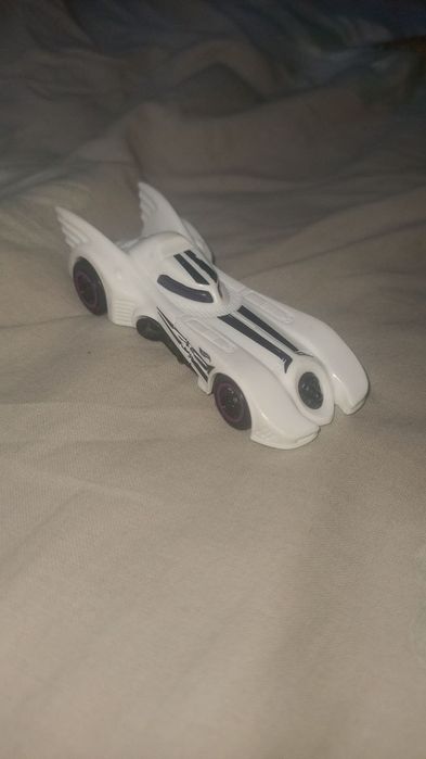 Продам 4 машинки hot wheels