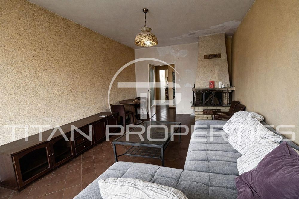 Тристаен за продажба в Център