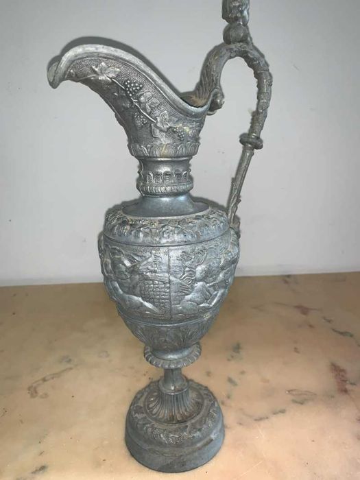 Carafa cu farfurie medievala