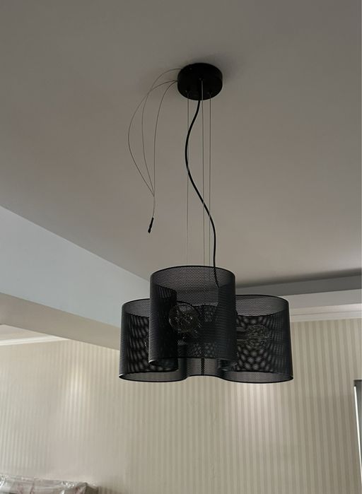 Lustre moderne negre din metal