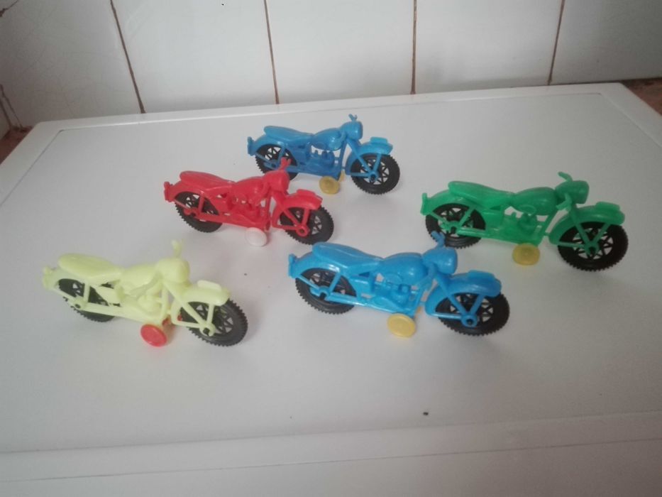 Пластмасови играчки - животни и моторчета.