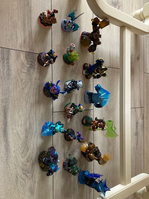 Skylanders - 25 figurine. + altele