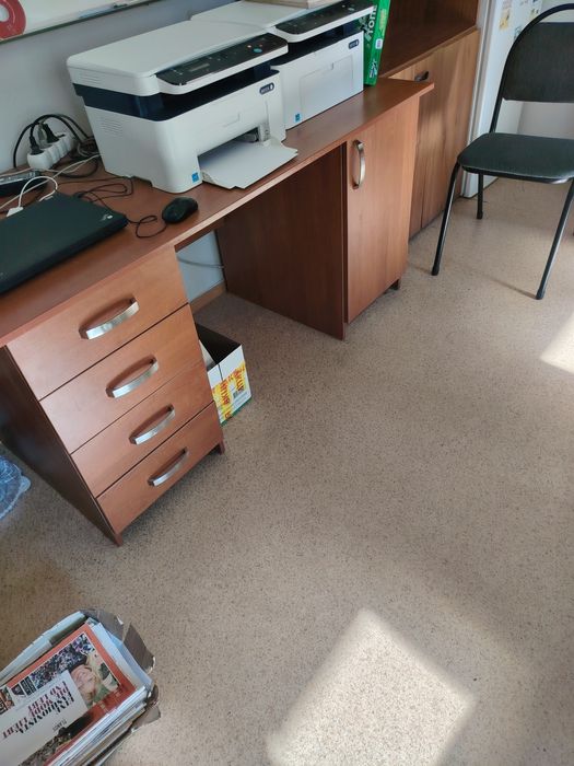 Продам 3 шкафа и 2 стола